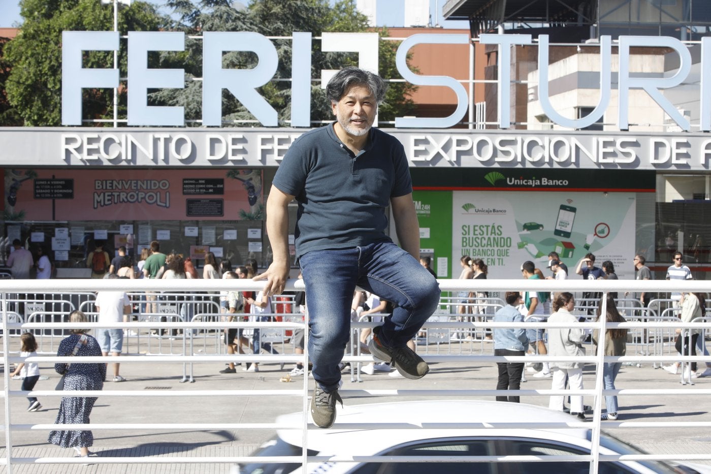 El artista Tadanori Yamaguchi, autor del cartel del centenario de la FIDMA, delante de la Feria de Muestras.