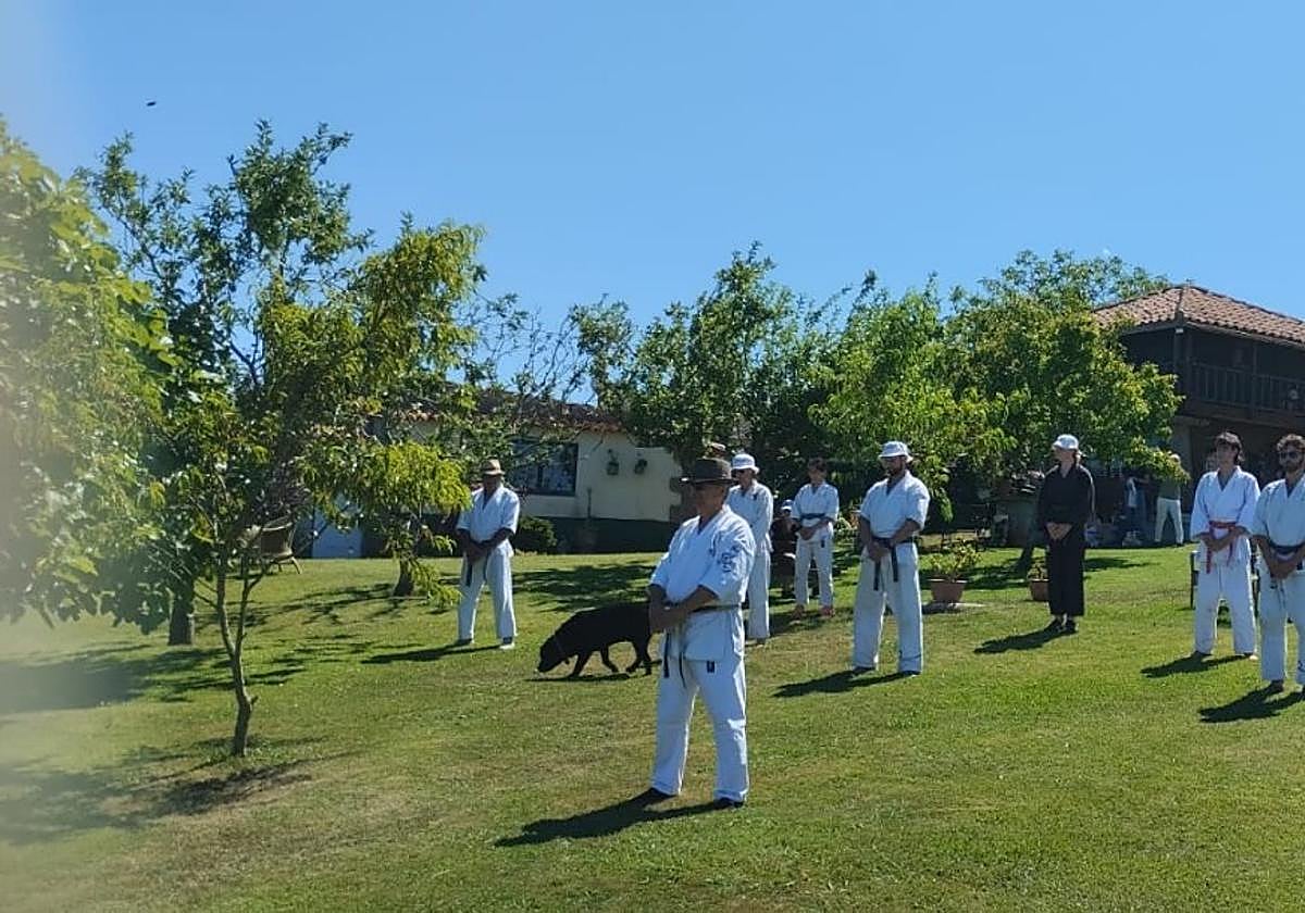 Clase de artes marciales japonesas en Asturias del grupo de estudiantes venido desde Suiza.