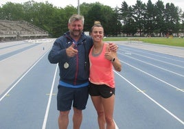 Bárbara Camblor, con su entrenador Ángel Solís, ayer, en Las Mestas.