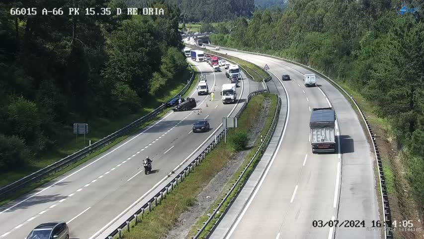 El vehículo volcado en la A-66.