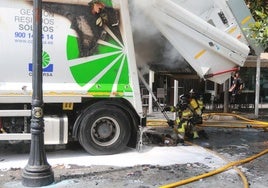 Arde en Gijón un camión de Cogersa