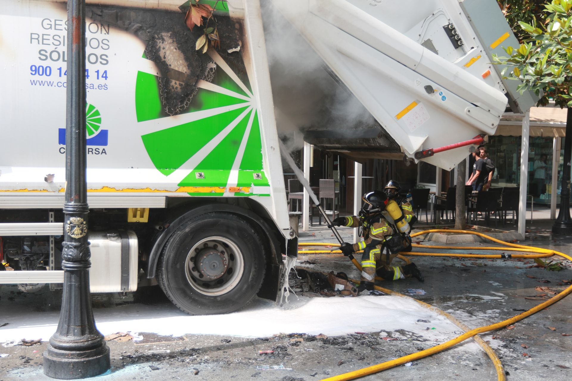 Arde en Gijón un camión de Cogersa