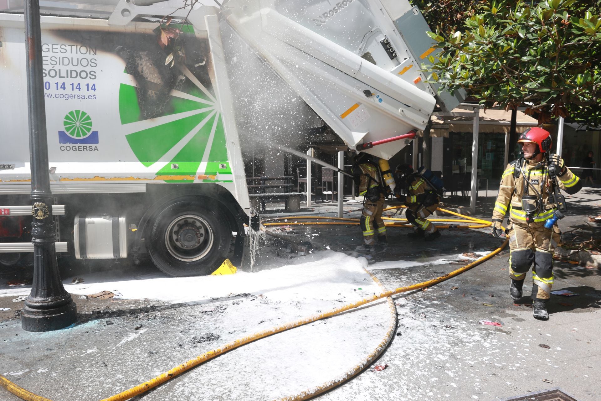 Arde en Gijón un camión de Cogersa