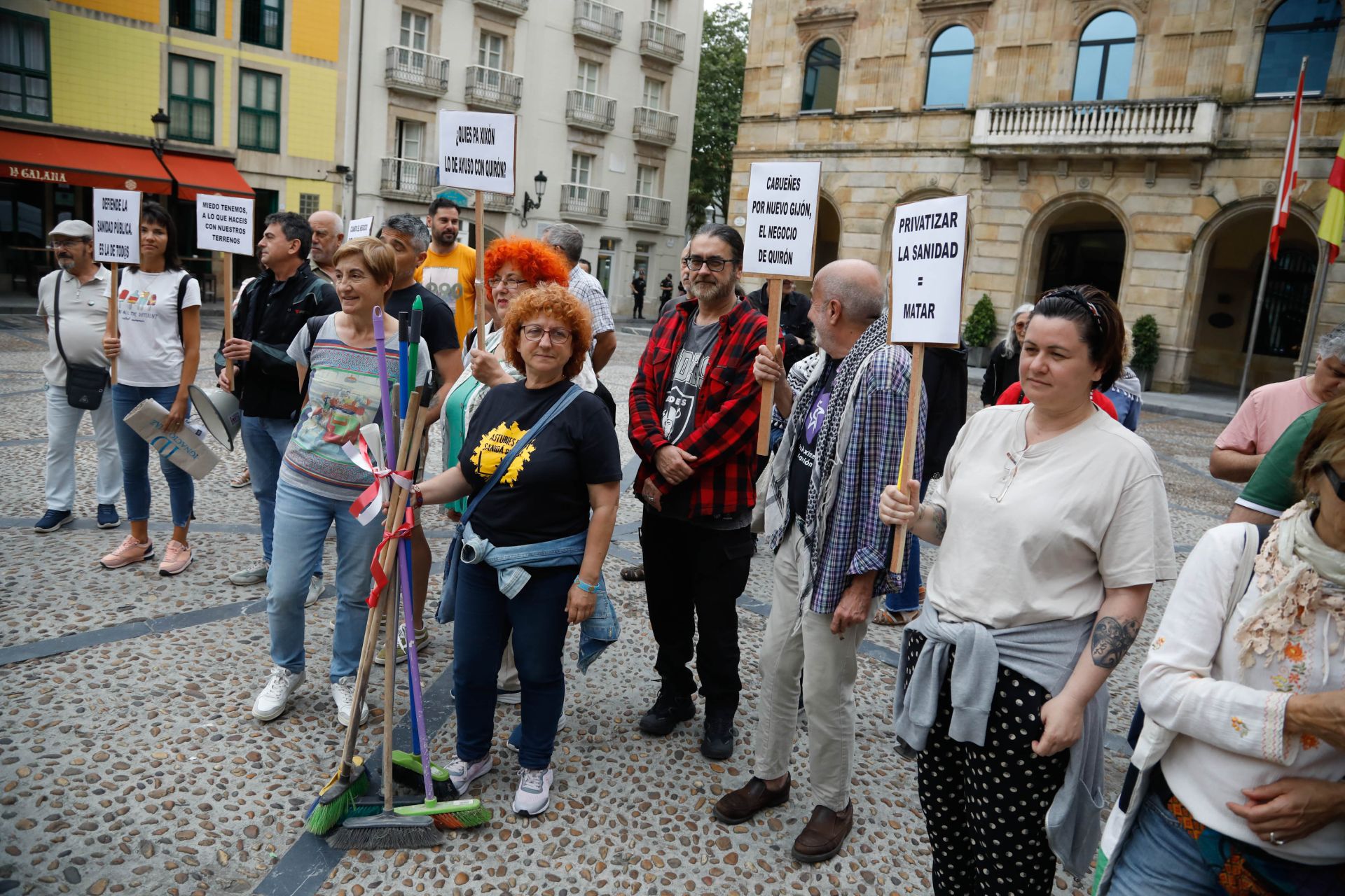 Concentración de los manifestantes en la plaza Mayor.