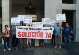 Profesores afectados por el cambio legal, esta mañana ante la Consejería de Educación.