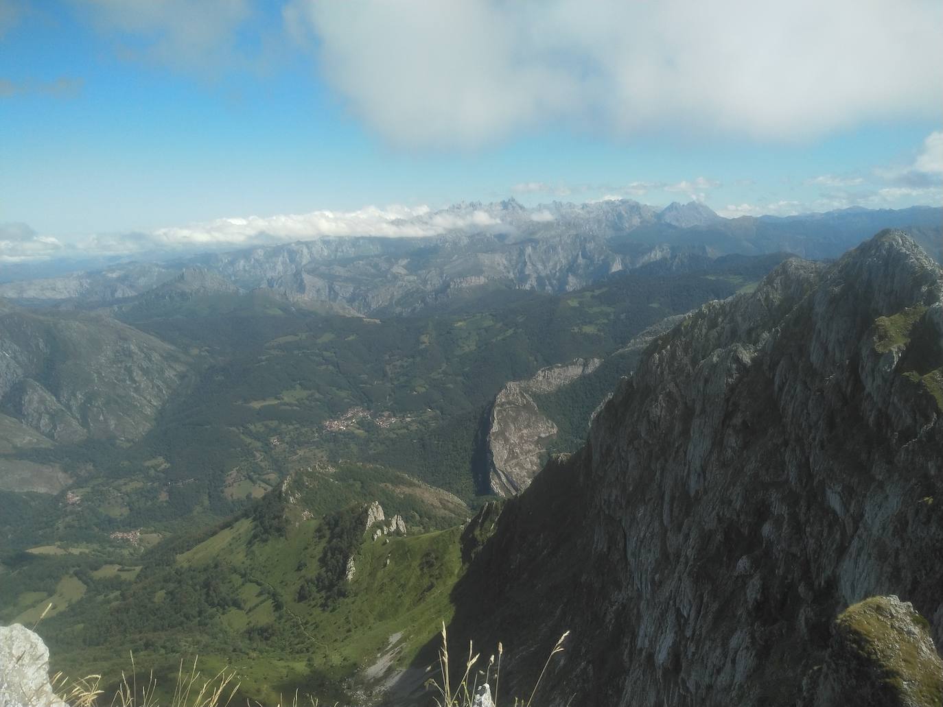 Entre bosques asturianos: los paisajes de la ruta a las cumbres del Maciedome y el Tiatordos