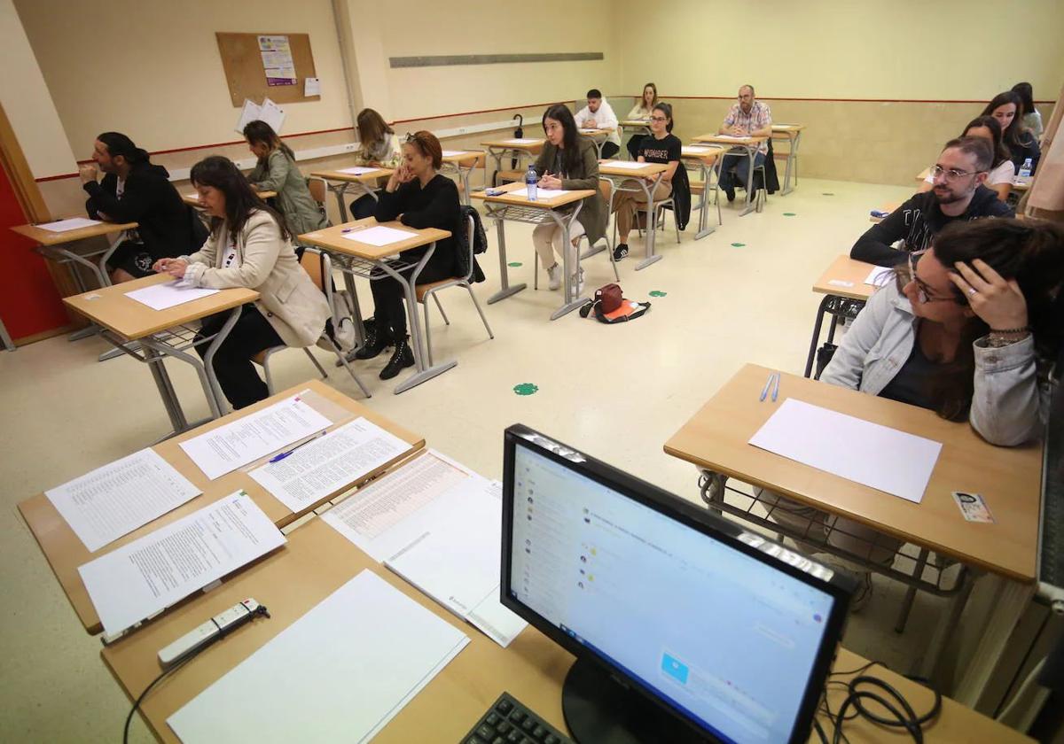 Opositores a maestro examinándose en Oviedo en la prueba selectiva celebrada el pasado mes de junio.