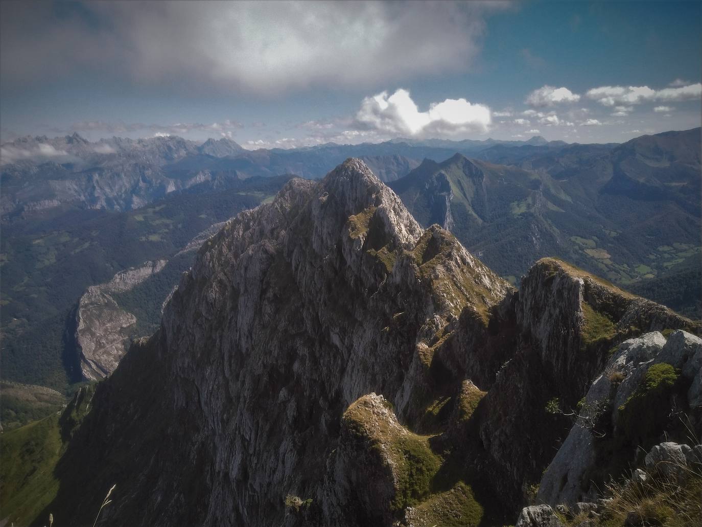 Pared este del Tiatordos, impresionante, con vistas hacia Picos de Europa.