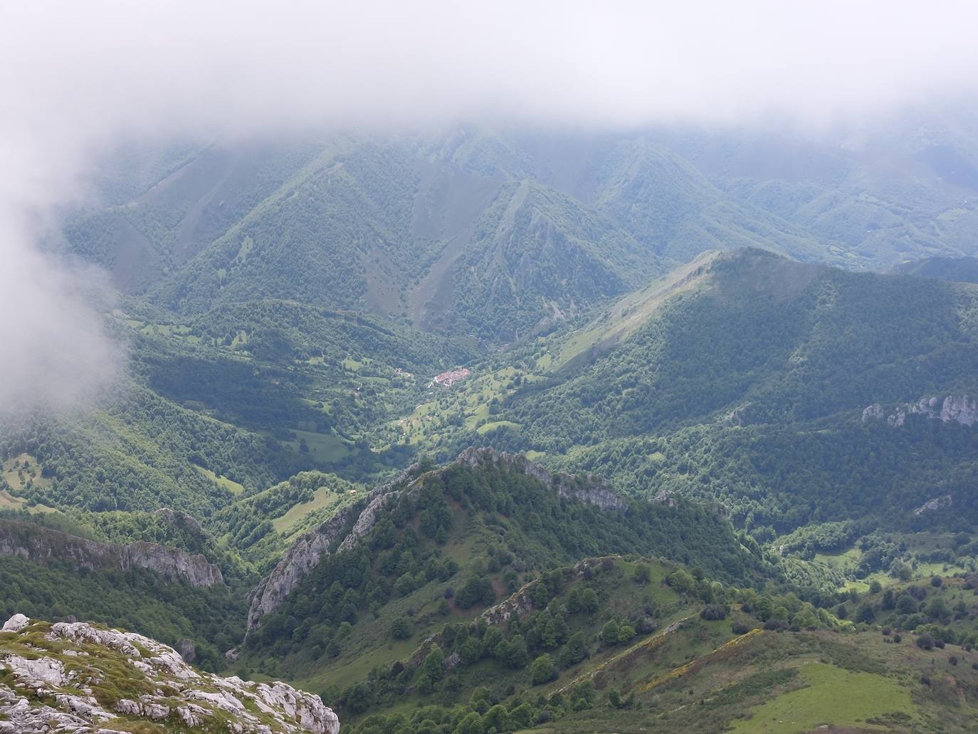 Entre bosques asturianos: los paisajes de la ruta a las cumbres del Maciedome y el Tiatordos