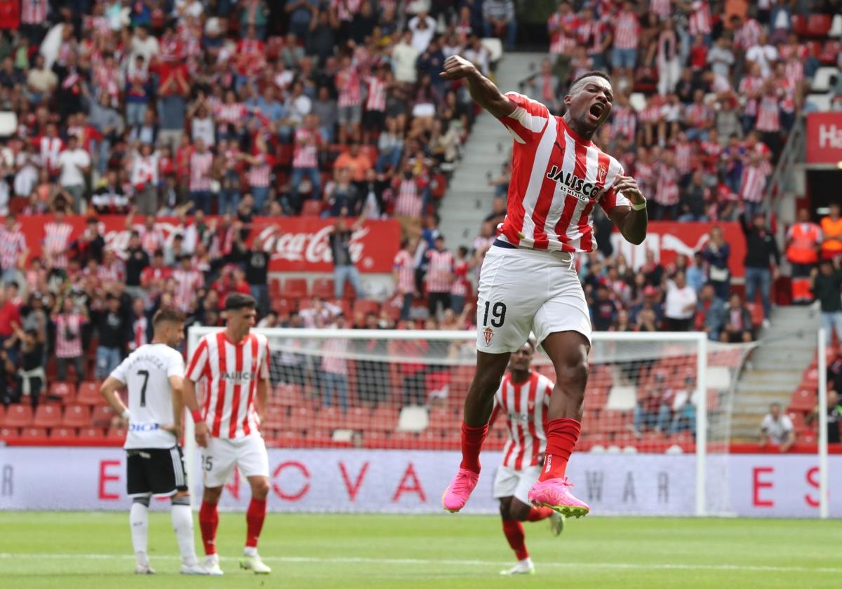 Juan Otero, celebrando un gol en la pasada temporada durante el partido que el Sporting disputó en El Molinón contra el Burgos.