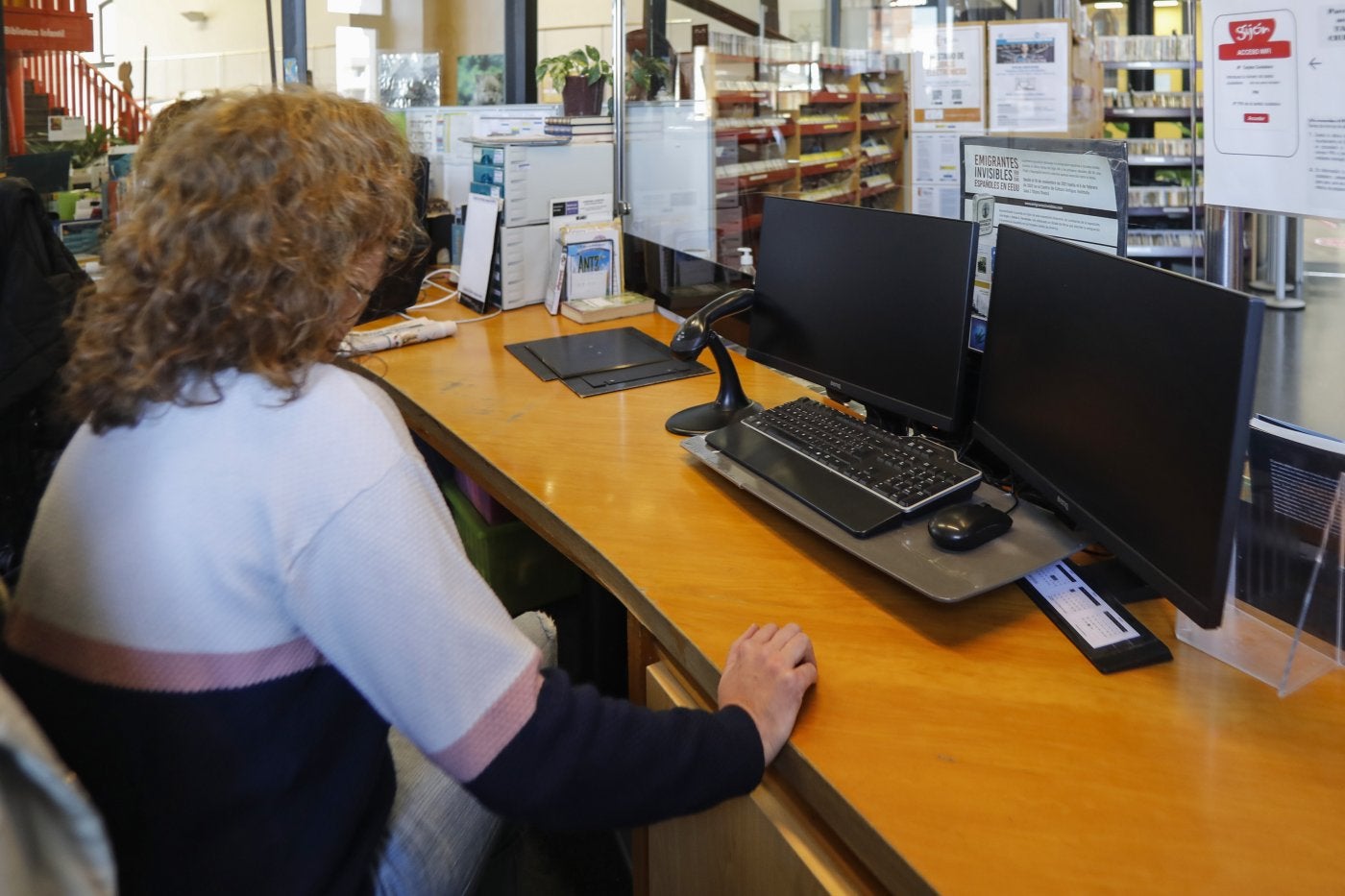 Ordenadores de una biblioteca municipal, apagados durante el 'hackeo' que sufrió el Ayuntamiento en 2022.