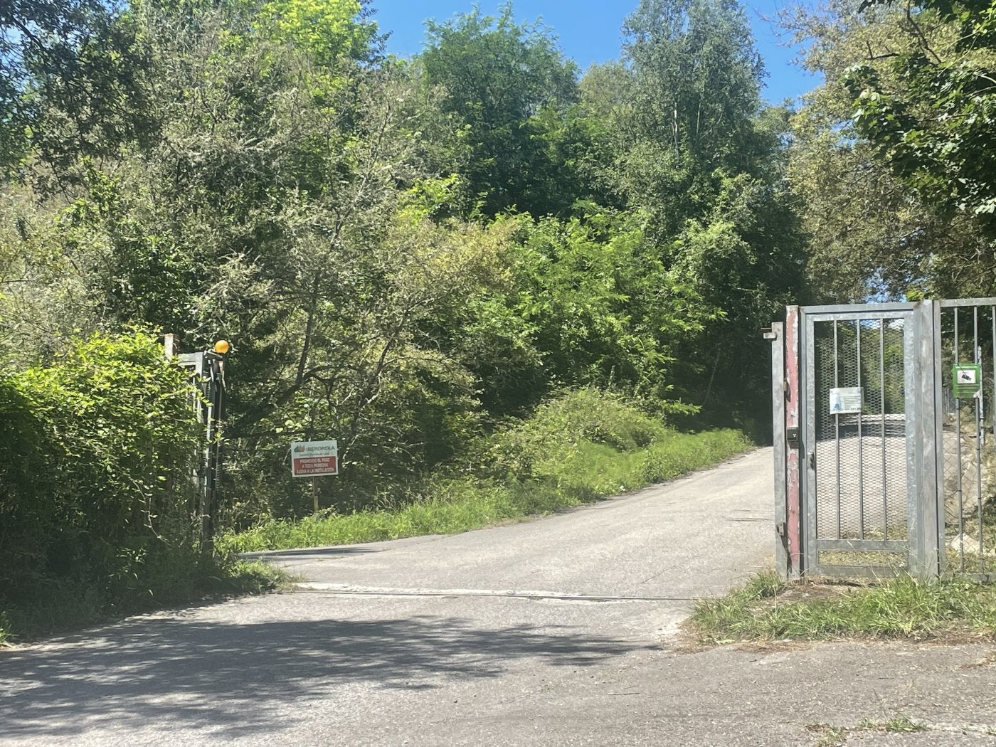 Entrada principal a la escombrera langreana, junto El Pandu.