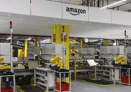 Puestos de trabajo, todavía sin actividad ni personal, del súper centro logístico de Amazon en Siero.