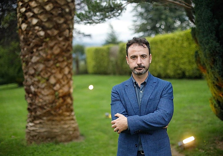 El cocinero Eduard Xatruch, en los jardines de Deloya Latores, en Oviedo.