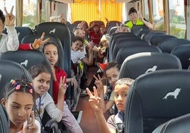 Los niños saharauis, en el autobús que les trae de Madrid hasta Asturias.