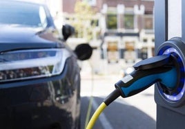 Un coche eléctrico haciendo uso de un punto de carga.