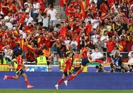 Los jugadores de España celebran la clasificación.