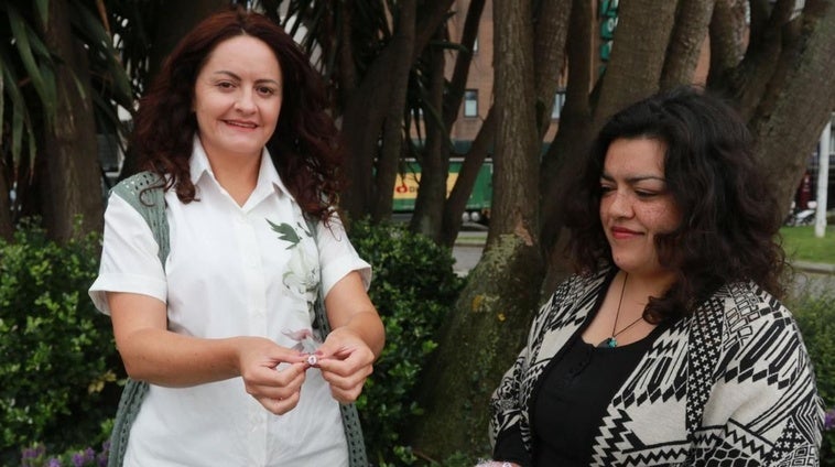 Vanessa, una de las novias, acompañada de Tere, que será su maestra de ceremonias.