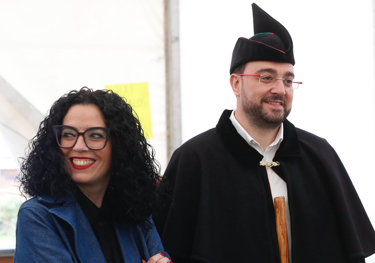 Vanessa Gutiérrez y Adrián Barbón, en la XXVIII de la Fiesta de la Oficialidá de la Llingua en Bimenes