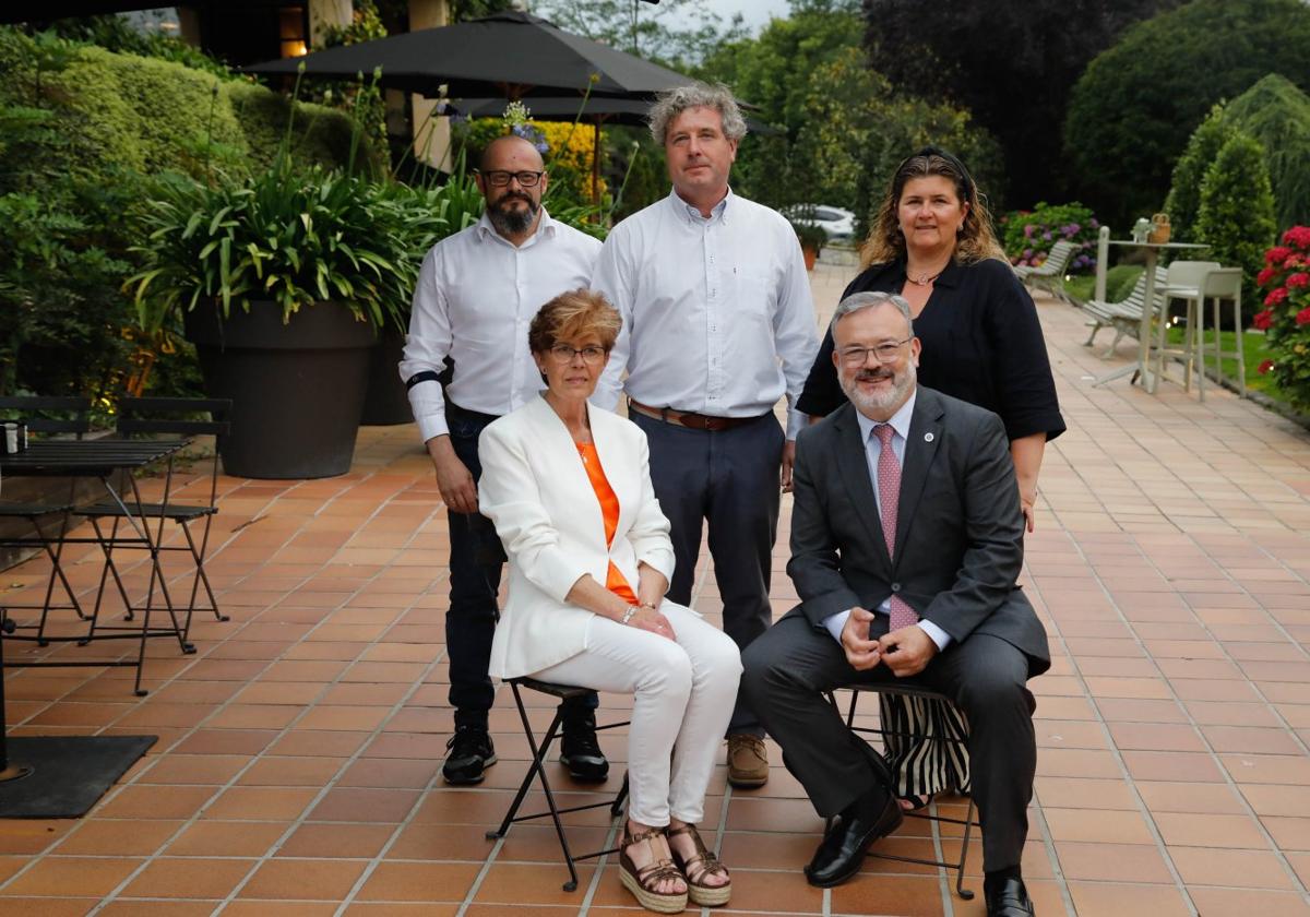 Sentados, Isabel de la Busta (presidenta de la IGP Ternera Asturiana) y Alfredo García Quintana (concejal de Hostelería, Turismo y Congresos de Oviedo). De pie, Lolo Remeseiro (embajador de Coca-Cola), Marcos Ordóñez (responsable comercial de Real Agrado) y María Cardín (directora comercial del Grupo El Gaitero).