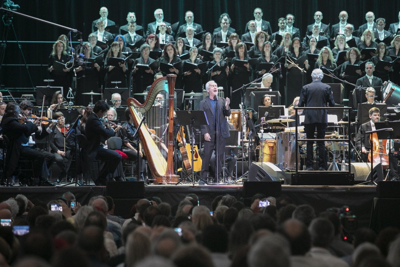 Víctor Manuel triunfó sobre el escenario, en el que estuvo arropado por más de un centenar de músicos.