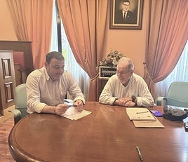 El alcalde, Julio García, hablando con Alberto Rubio.