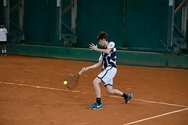Darío Carballal, en la final de ayer ante Carlos Mendoza en el Club de Tenis Avilés.