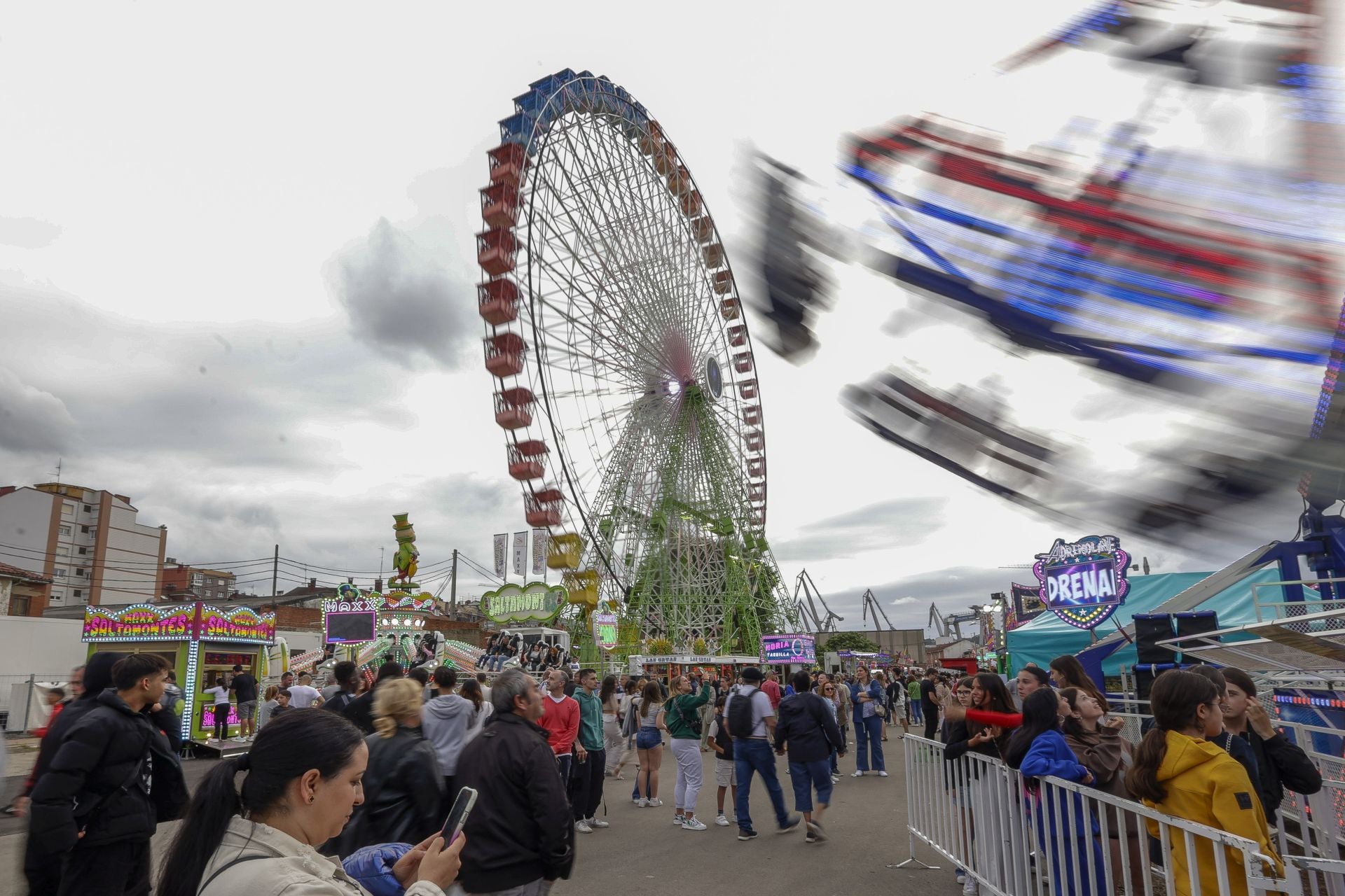 Llenazo en el primer gran sábado de la Semana Negra de Gijón