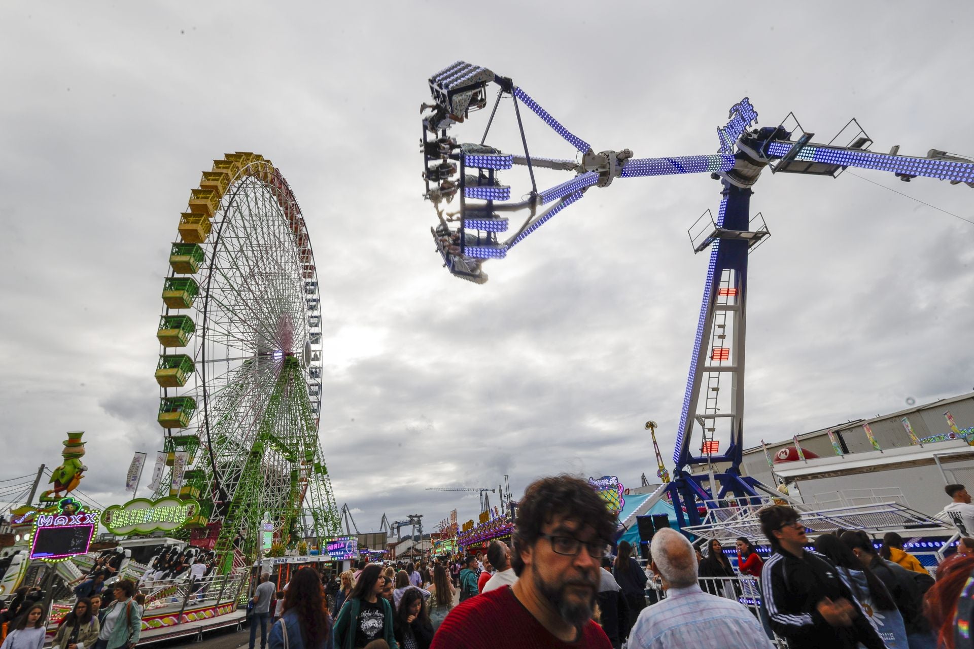 Llenazo en el primer gran sábado de la Semana Negra de Gijón