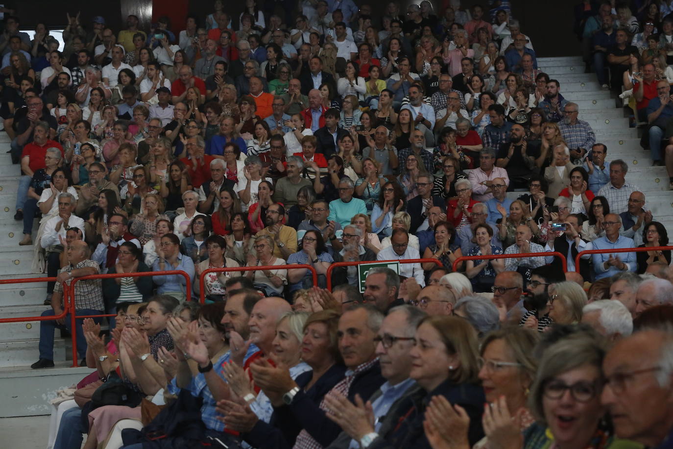 Víctor Manuel abarrota el Palacio de los Deportes