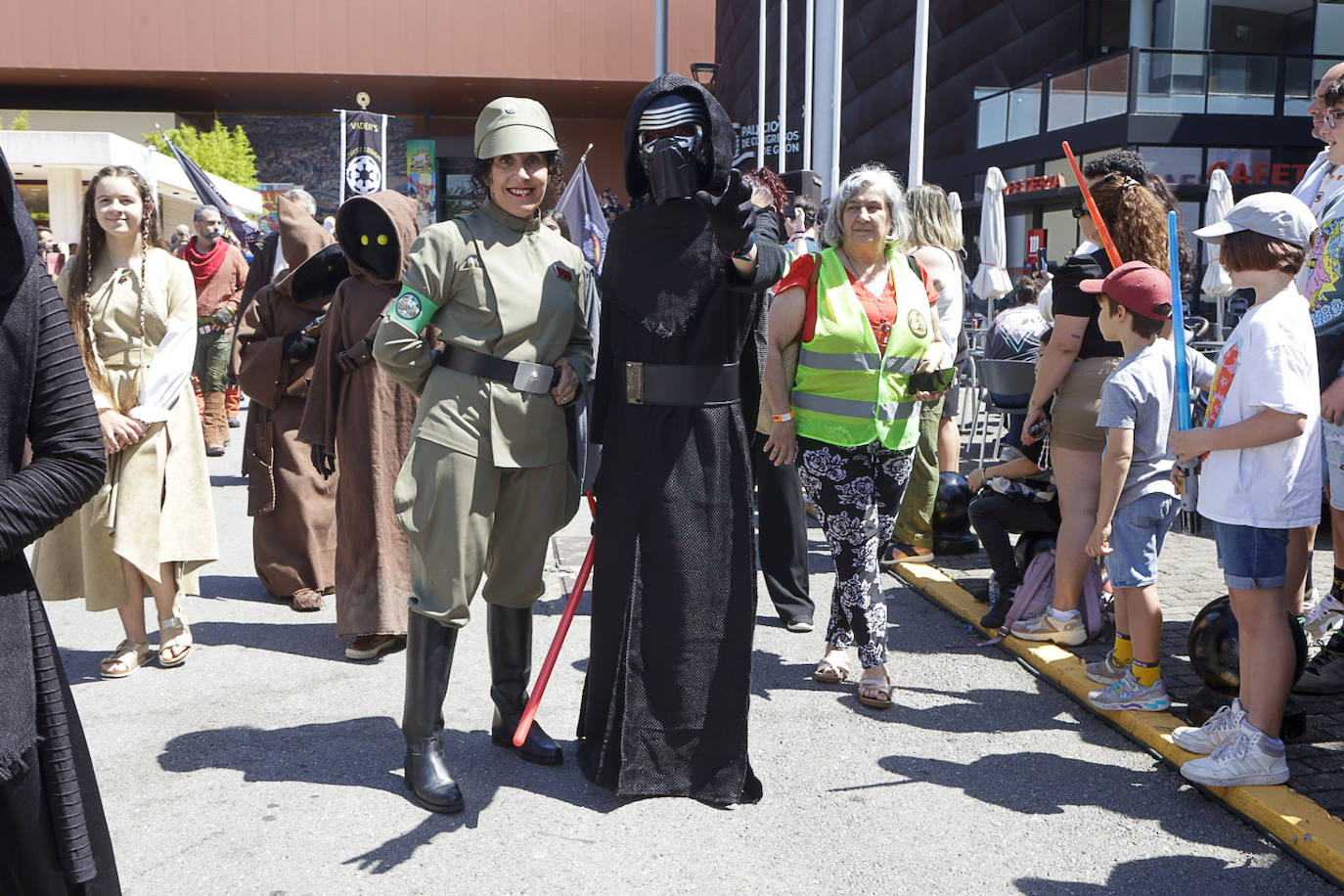 Metrópoli, hasta la bandera en el desfile y su despedida