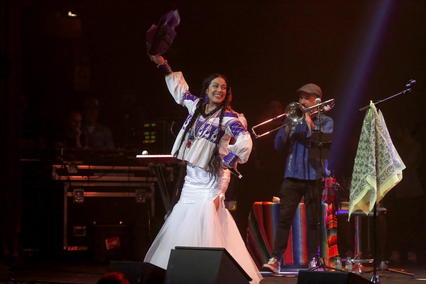 Lila Downs y Rodrigo Cuevas en La Laboral