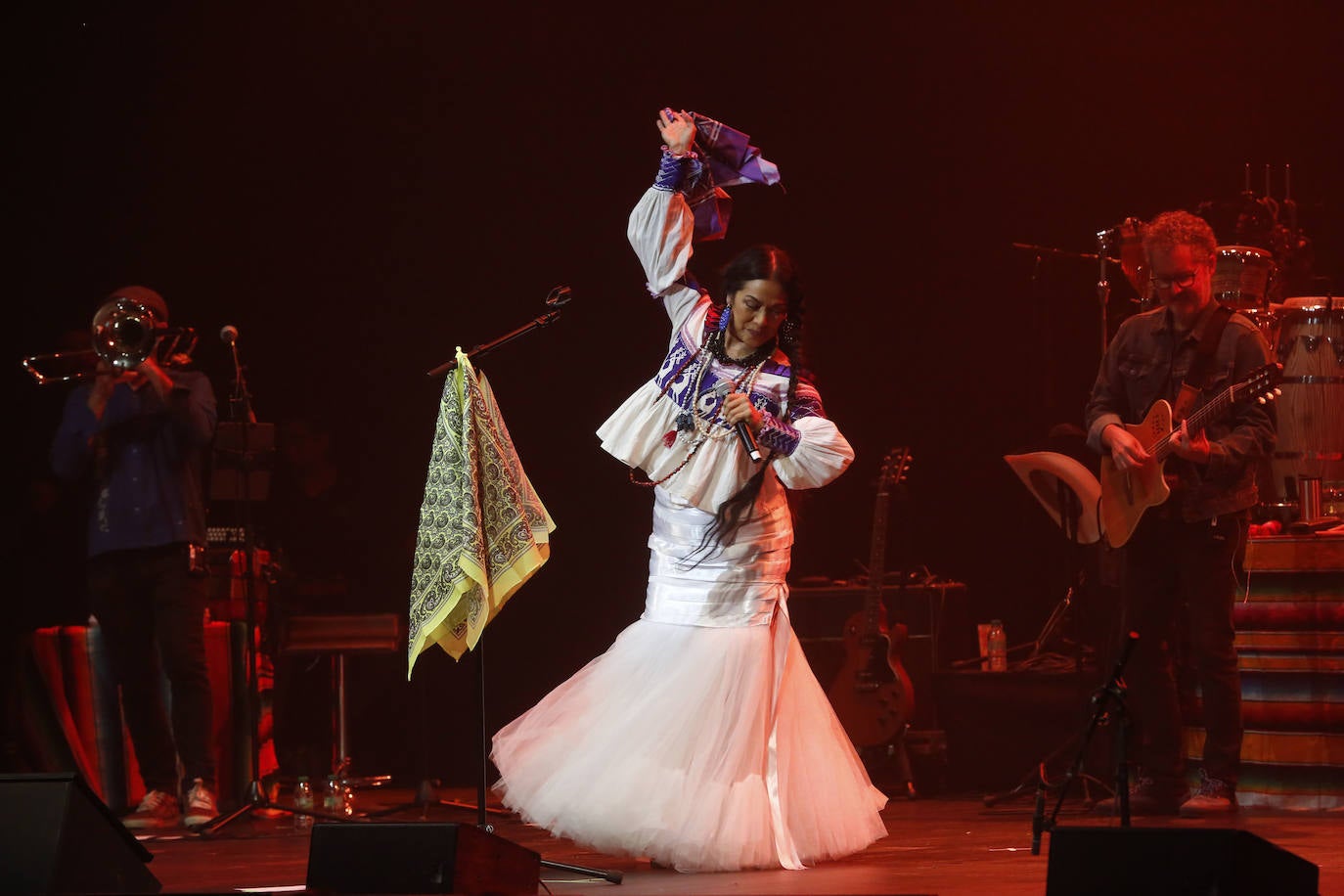 Lila Downs y Rodrigo Cuevas en La Laboral