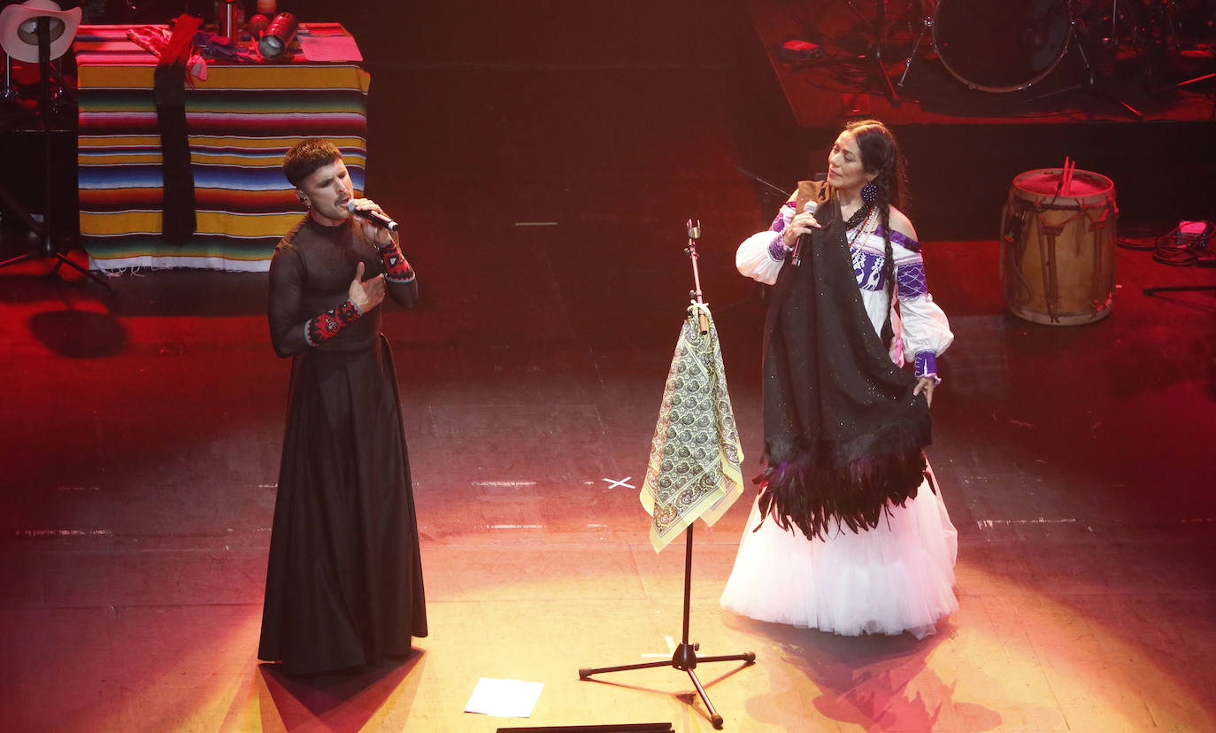 Lila Downs y Rodrigo Cuevas en La Laboral