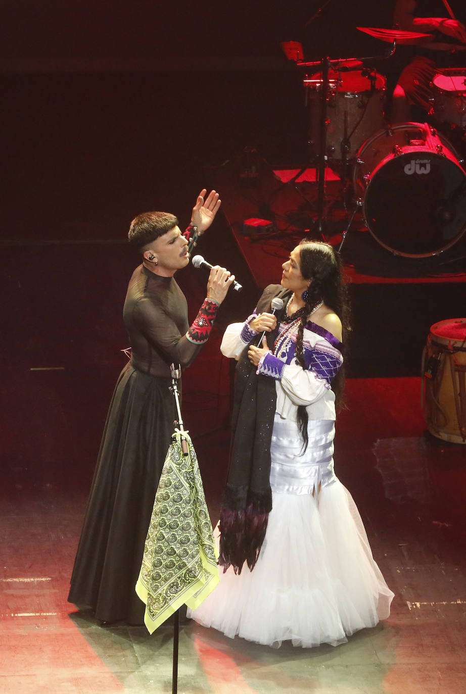 Lila Downs y Rodrigo Cuevas en La Laboral