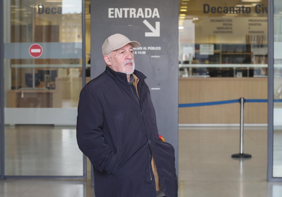 El 'padre Chus' a la entrada del Palacio de Justicia.