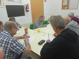 Varios usuarios participan en un taller grupal de la Fundación Parkinson Asturias.