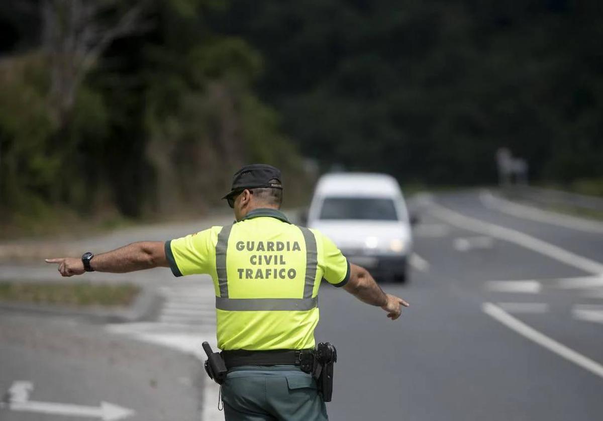 Un guardia civil indica a un vehículo que se detenga.