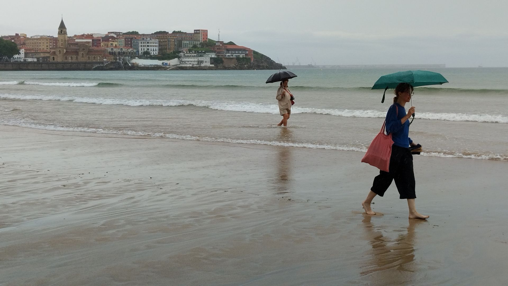 La lluvia &#039;acaba con el verano&#039; en Asturias