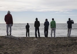 Un grupo de migrantes que llegaron a la localidad malagueña de Torrox procedentes de Canarias.