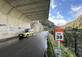 Un vehículo circula bajo una de las actuales viseras antialudes en el puerto de San Isidro.