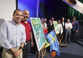 Organizadores y autoridades posan con el cartel de la 86 edición del Descenso Internacional del Sella.