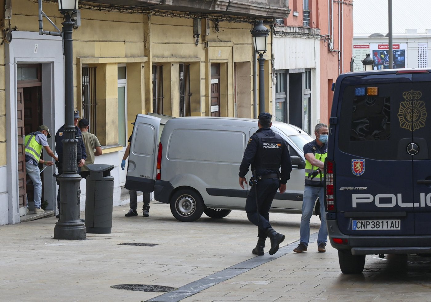 Intervención policial llevada a cabo ayer en un inmueble de la calle Jovellanos.