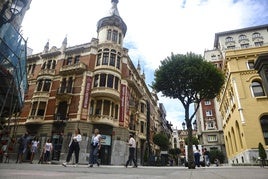 El edificio, obra de Manuel del Busto, sobresale por su cúpula, que recuperará sus colores originales en la rehabilitación.