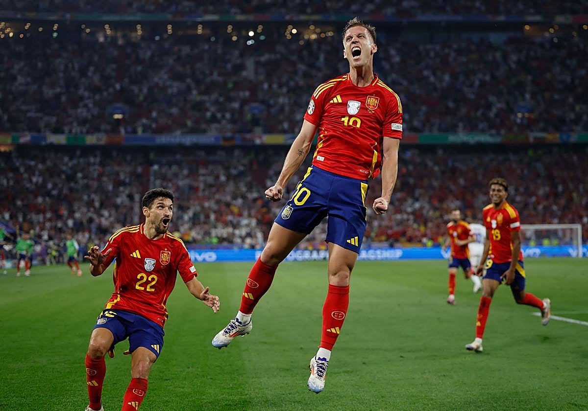 El centrocampista de la selección española Dani Olmo celebra tras marcar el segundo gol ante Francia, durante el partido de semifinales de la Eurocopa de fútbol que España y Francia disputan este martes en Múnich.