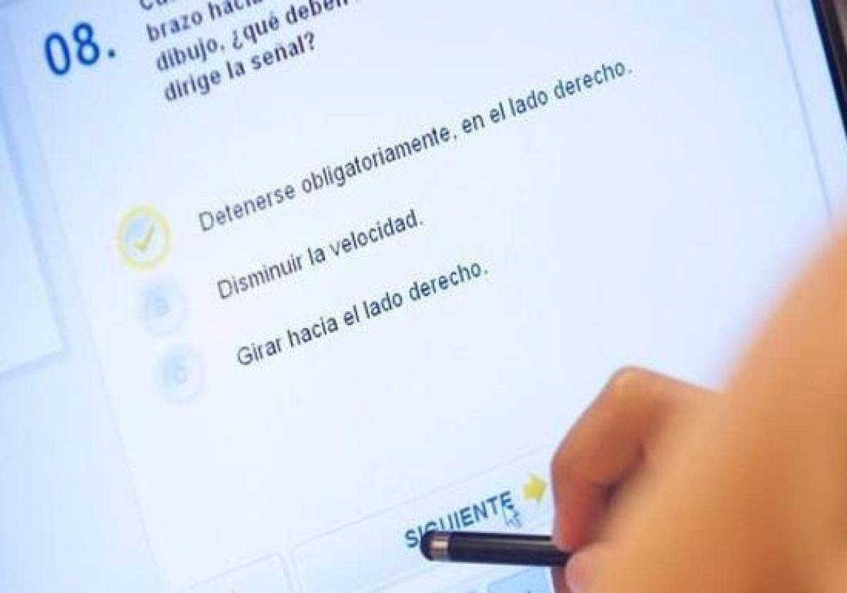 La cuantiosa multa por hacer trampas en el examen teórico de conducir