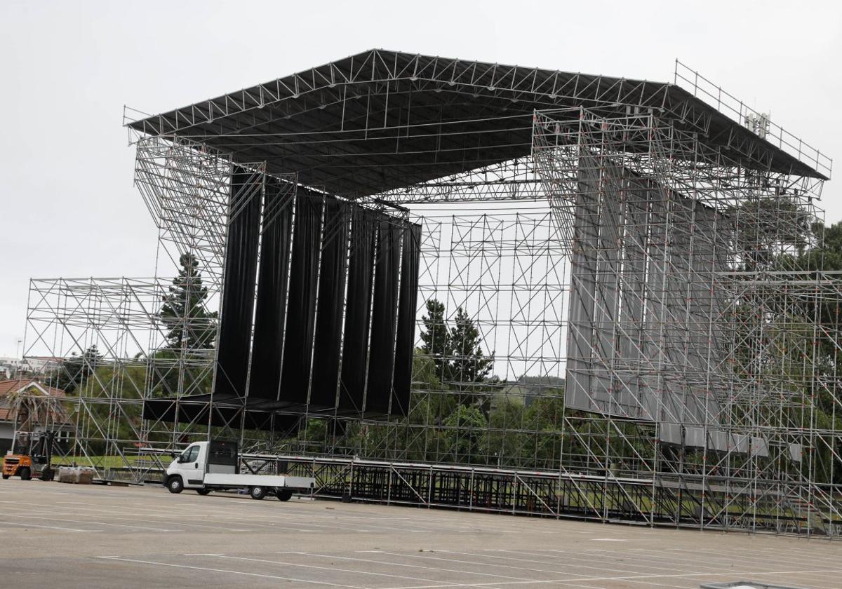 Montaje del escenario en el Parque de los Hermanos Castro de Gijón.