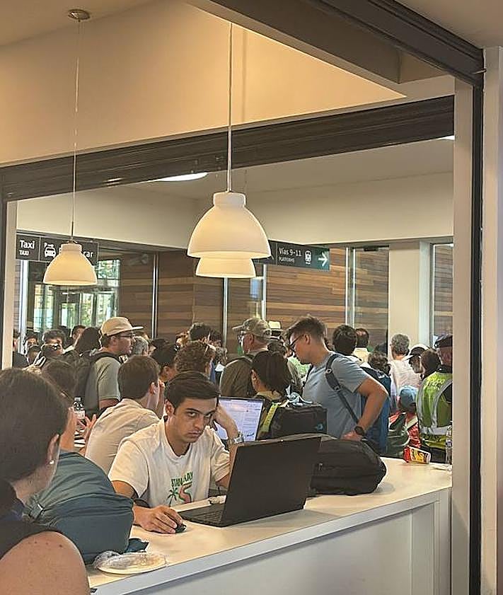 Imagen secundaria 2 - Los viajeros del AVE a Asturias, cuatro horas tirados en León: «Han empezado los juegos del hambre»