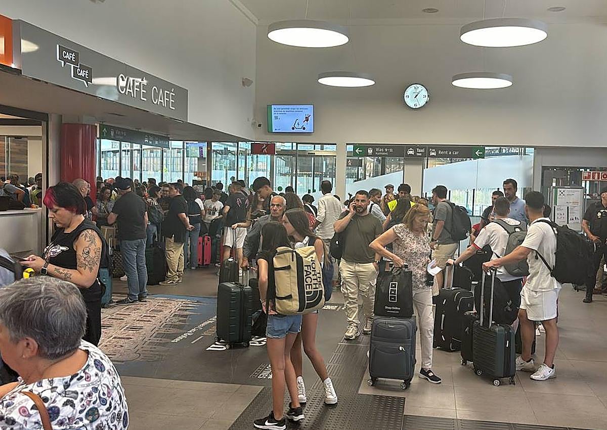 Imagen secundaria 1 - Los viajeros del AVE a Asturias, cuatro horas tirados en León: «Han empezado los juegos del hambre»