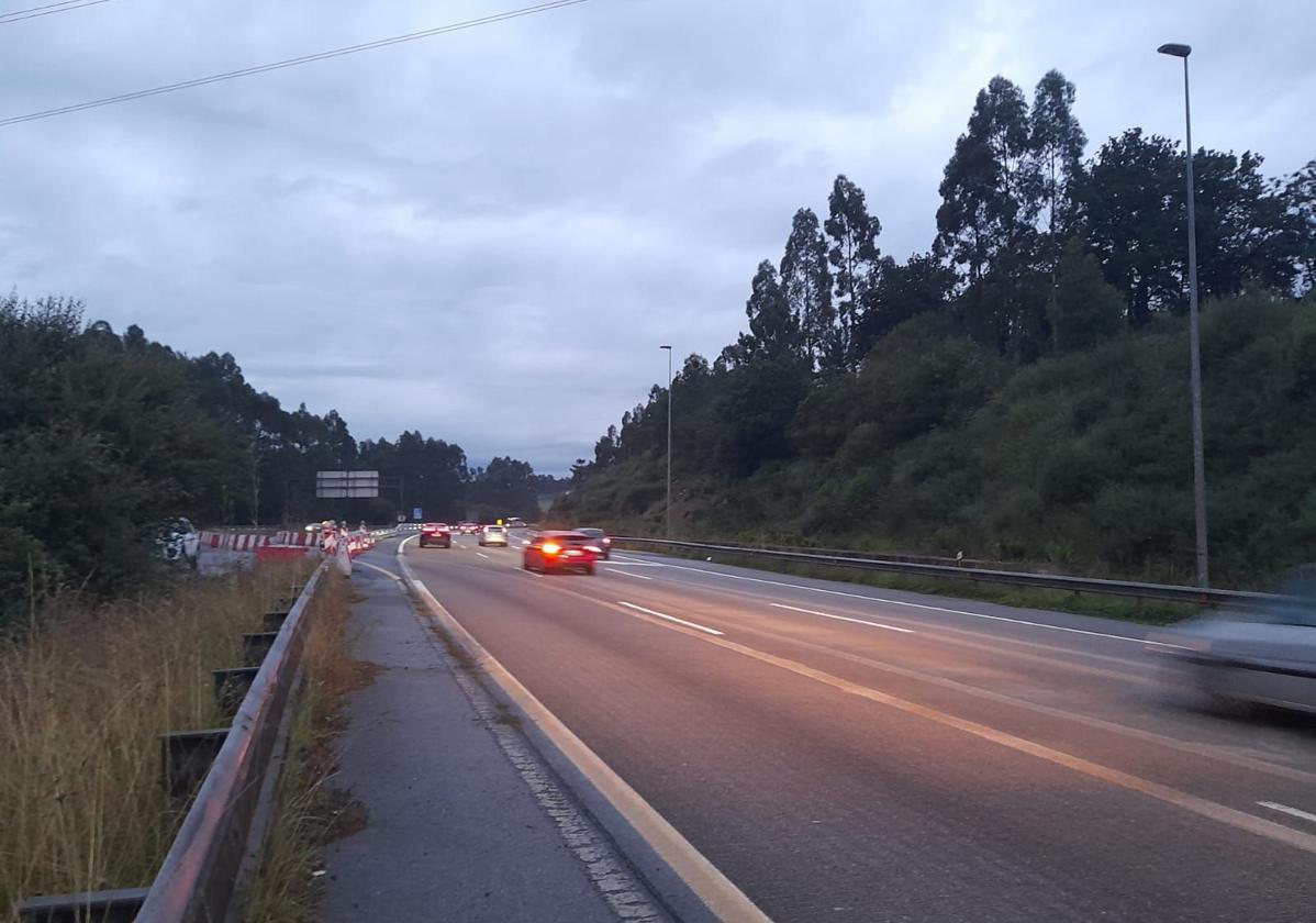 La calzada de la autopista 'Y' en sentido Avilés recupera todos los carriles.